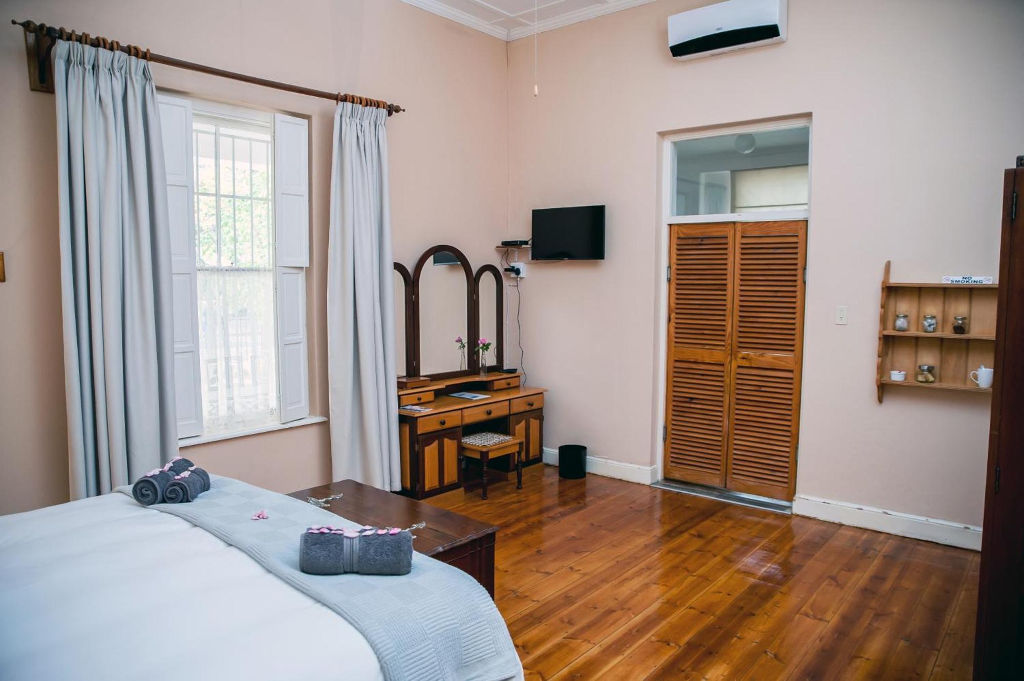 Petal'S Place Robertson Room photo